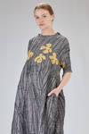 wide and flared dress, in printed polyester froissé - SHU MORIYAMA 